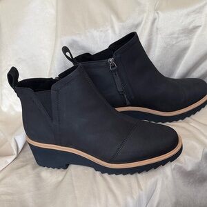 NWOT TOMS Diane Black Ankle Booties with Tan Trim